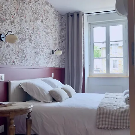 Beautifully Renovated In Town Center - 5 Min From Mont Saint-michel *