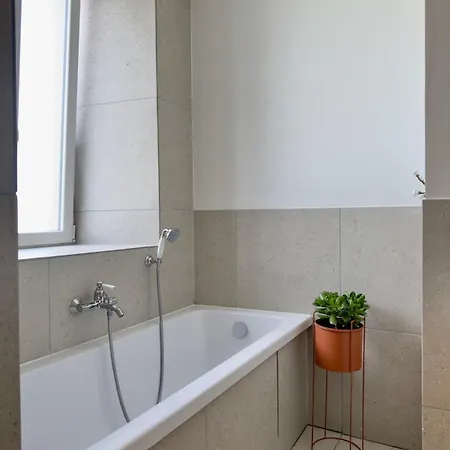 Beautifully Renovated In Town Center - 5 Min From Mont Saint-michel * Pontorson