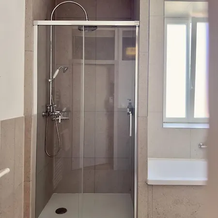Beautifully Renovated In Town Center - 5 Min From Mont Saint-michel